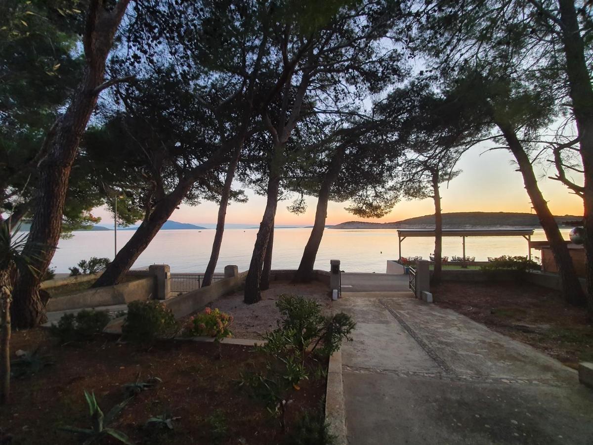Sidus Maris, Spacious Seaside Apartment With Free Parking Martinscica  Bagian luar foto