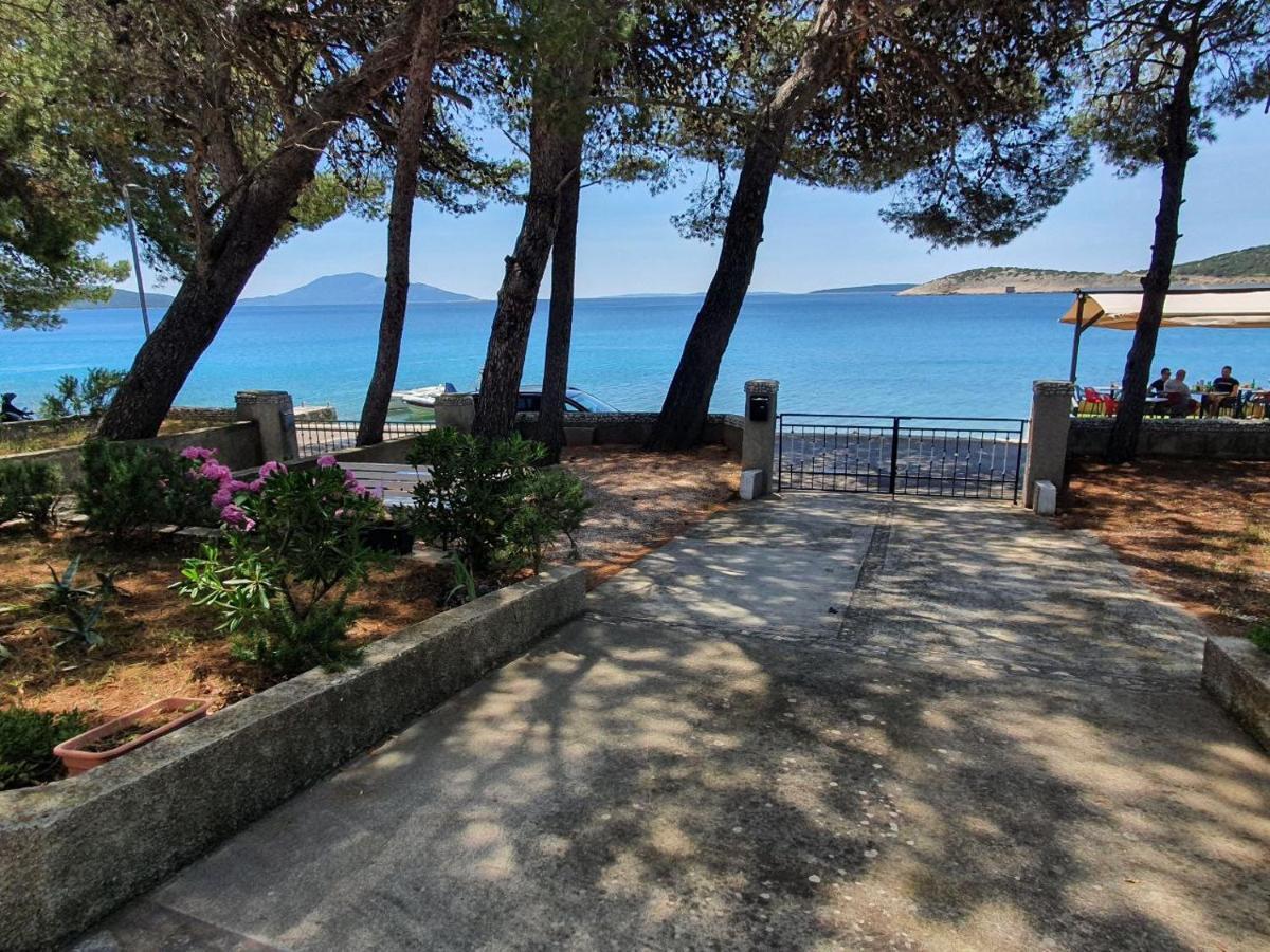 Sidus Maris, Spacious Seaside Apartment With Free Parking Martinscica  Bagian luar foto