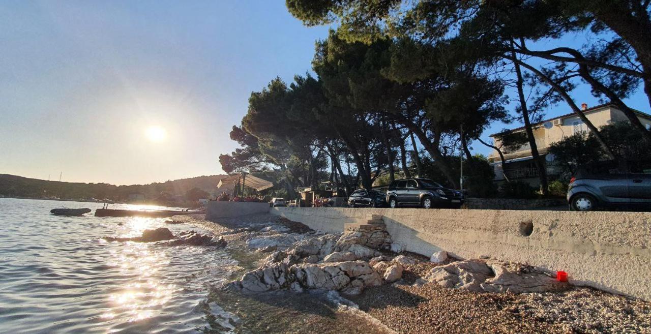 Sidus Maris, Spacious Seaside Apartment With Free Parking Martinscica  Bagian luar foto