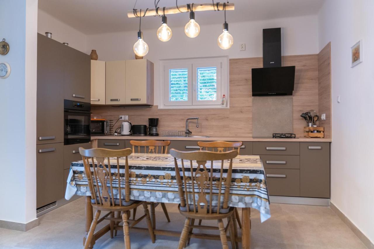 Sidus Maris, Spacious Seaside Apartment With Free Parking Martinscica  Bagian luar foto
